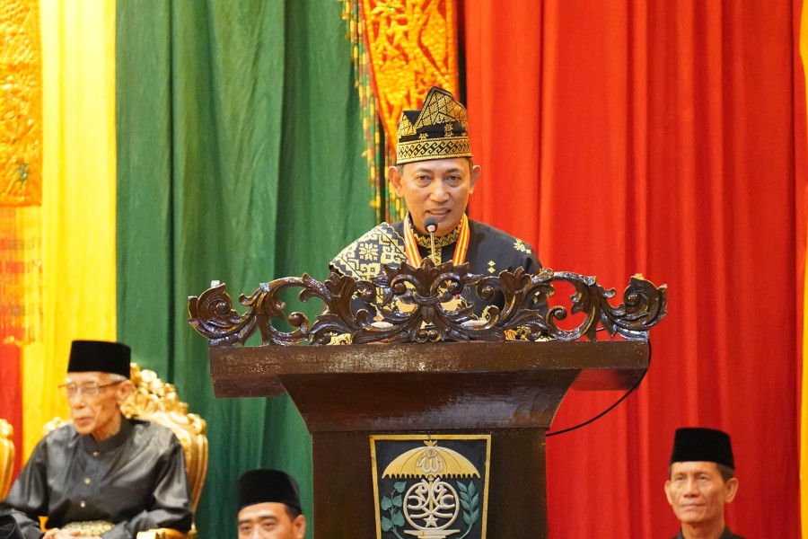 Kapolri Terima Anugerah Adat Ingatan Budi dari LAM Riau