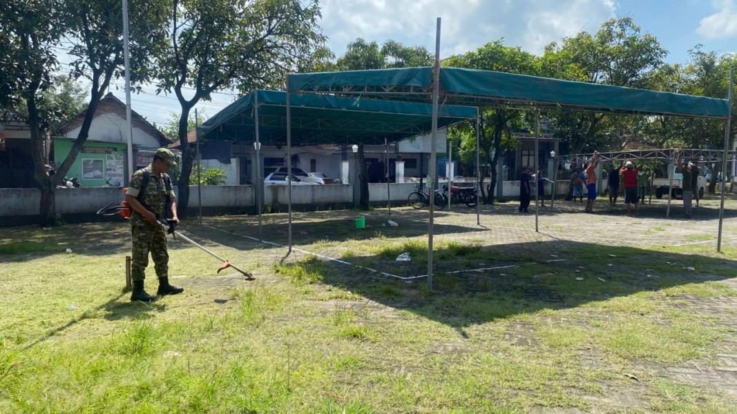 Babinsa Koramil Tembelang Ikut Kerja Bakti Bersihkan Lingkungan di Desa Kedunglosari