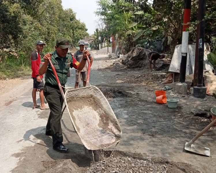 Babinsa Koramil Kota Jombang Bantu Bangun Parit di Kelurahan Kepanjen