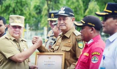 Ikut Dukung dan Berpartisipasi Tangani Karhutla, Pemda Inhil Terima Penghargaan Dari Pemprov Riau