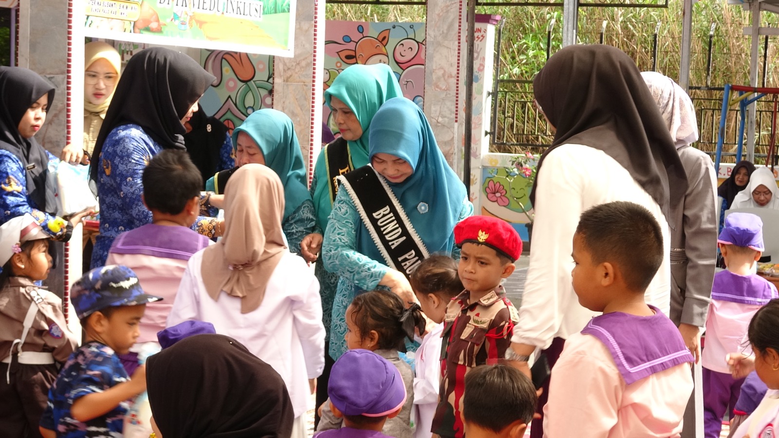 Wujudkan PAUD berkualitas, Bunda PAUD   Katerina Susanti Herman, sambangi TK Viedu Inklusi di Jalan Kembang Tembilahan