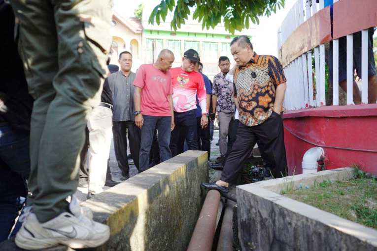 Pj Gubri Turun Tangan Perbaiki Jalan di Pekanbaru, Pj Wako dan Masyarakat Berterima Kasih