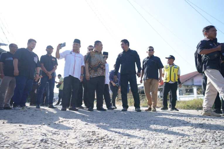 Pj Gubri Turun Tangan Perbaiki Jalan di Pekanbaru, Pj Wako dan Masyarakat Berterima Kasih