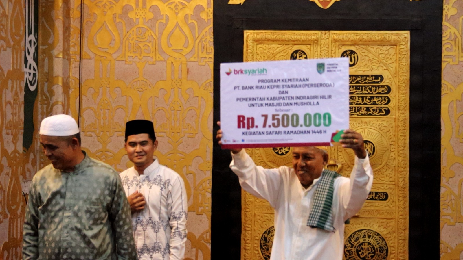 Bupati Inhil Safari Ramadhan Di Masjid An-Nur, Serahkan Bantuan Dan Ajak Warga Makmurkan Masjid