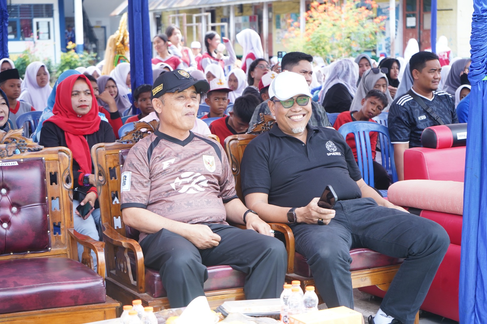 Milad ke-68 SMPN 1 Tembilahan Hulu, Bupati Inhil Potong Tumpeng dan Serahkan Door Prize