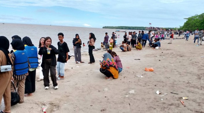 GALERI: Pengunjung Wisata Pantai Solop Inhil tahun 2024 Membeludak, Diperkirakan Tembus 20.000 Orang