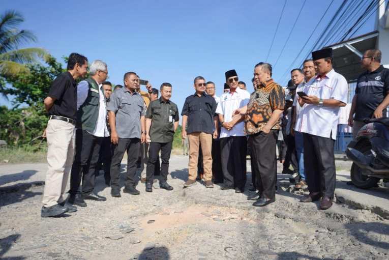 Pj Gubri Turun Tangan Perbaiki Jalan di Pekanbaru, Pj Wako dan Masyarakat Berterima Kasih