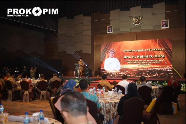 DPMPTSP Inhil Dampingi Bupati HM Wardan Terima Penghargaan Riau