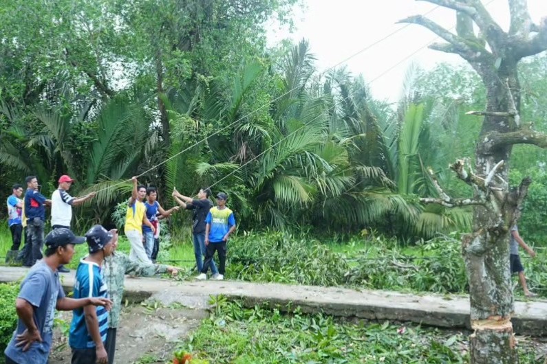 Pastikan Jaringan Listrik Terpasang, Pj.Bupati Herman Gotong Royong bersama Masyarakat Kuala Muda Seberang Tembilahan Barat