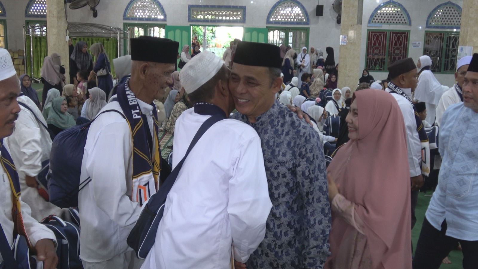 Bupati Herman Lepas 131 Jamaah Umrah PT Bimalyndo Hajar Aswad, Pesankan Jaga Kesehatan dan Doakan Daerah