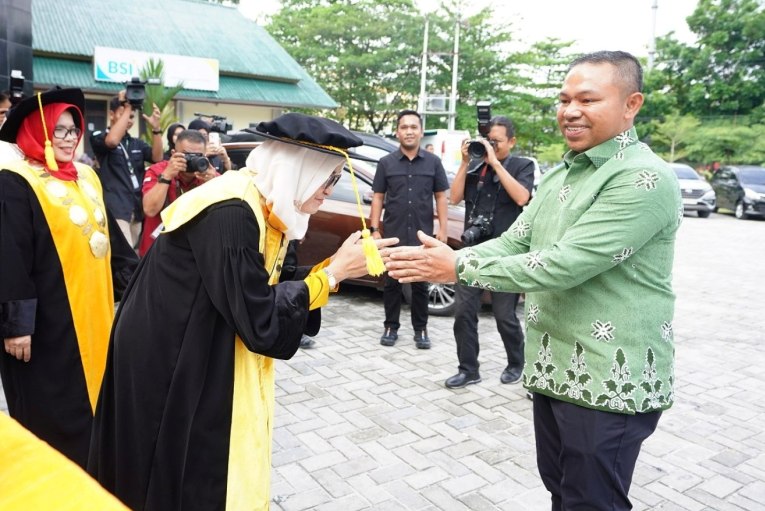 Gubri Abdul Wahid Hadiri Wisuda UIN Suska, Lulusan Diajak Jadi Penerus Perubahan