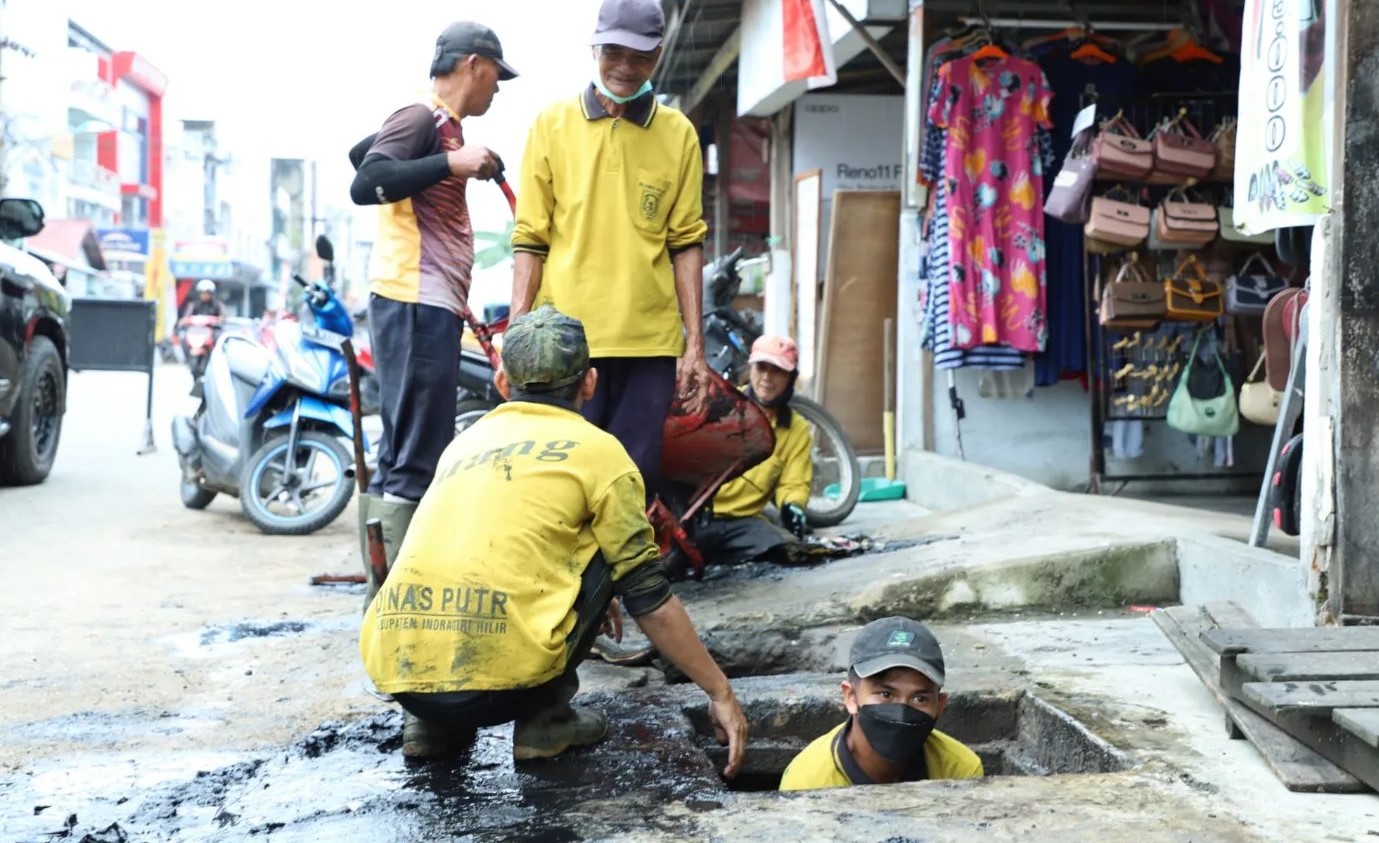 Antisipasi Genangan Air Di Kota Tembilahan, Pj. Bupati Inhil Pantau Langsung Normalisasi Saluran Air di Jl. M. Boya