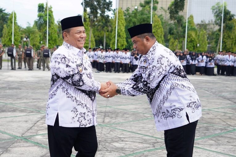 Peringatan HGN 2025 Jadi Momen Terindah, Guru Berprestasi Menangis Terharu Dihadiahi Umrah oleh Plt Gubri