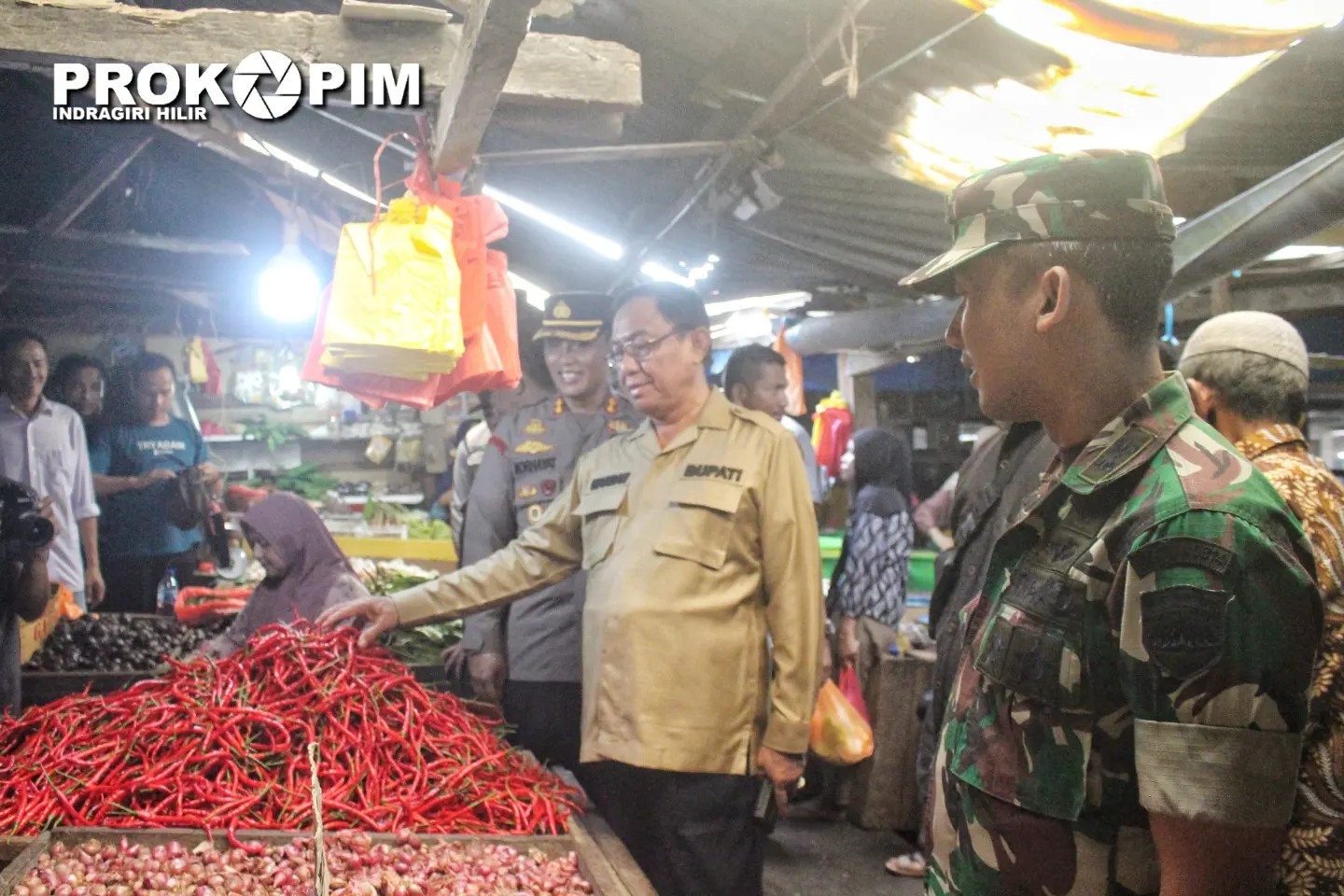 Jelang Ramadhan, Bupati Inhil H. M. Wardan Tinjau Pasar Tradisional, Agen Bahan Pokok dan  Gudang Bulog