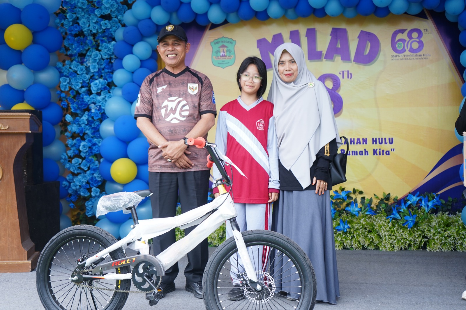Milad ke-68 SMPN 1 Tembilahan Hulu, Bupati Inhil Potong Tumpeng dan Serahkan Door Prize
