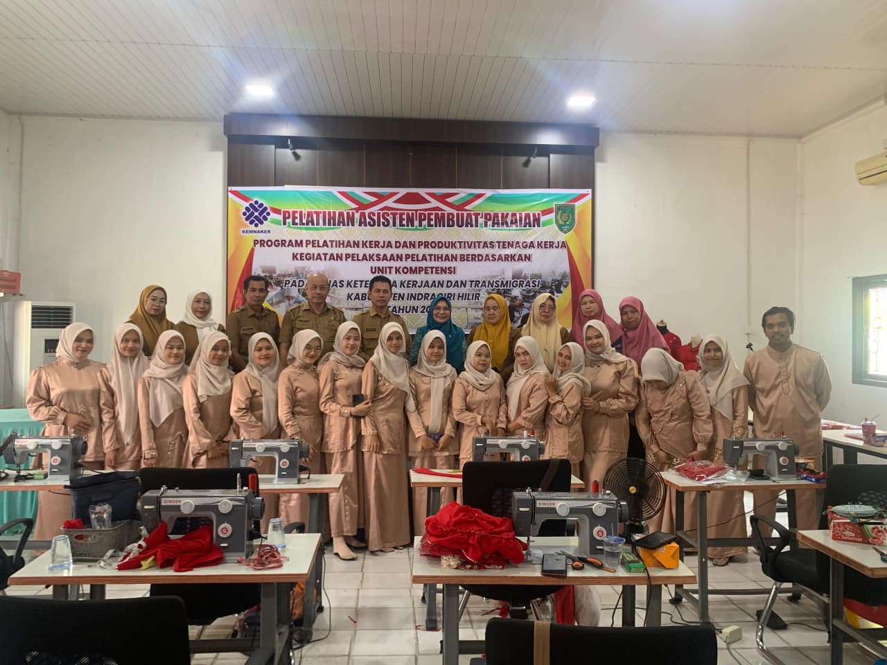 Ketua TP-PKK Inhil Tinjau Pelatihan Asisten Pembuatan Pakaian Di Dinaker Inhil