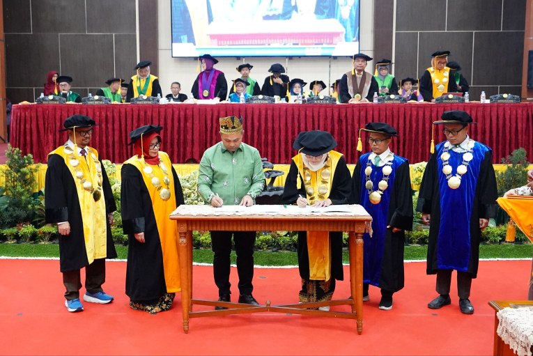 Gubri Abdul Wahid Hadiri Wisuda UIN Suska, Lulusan Diajak Jadi Penerus Perubahan