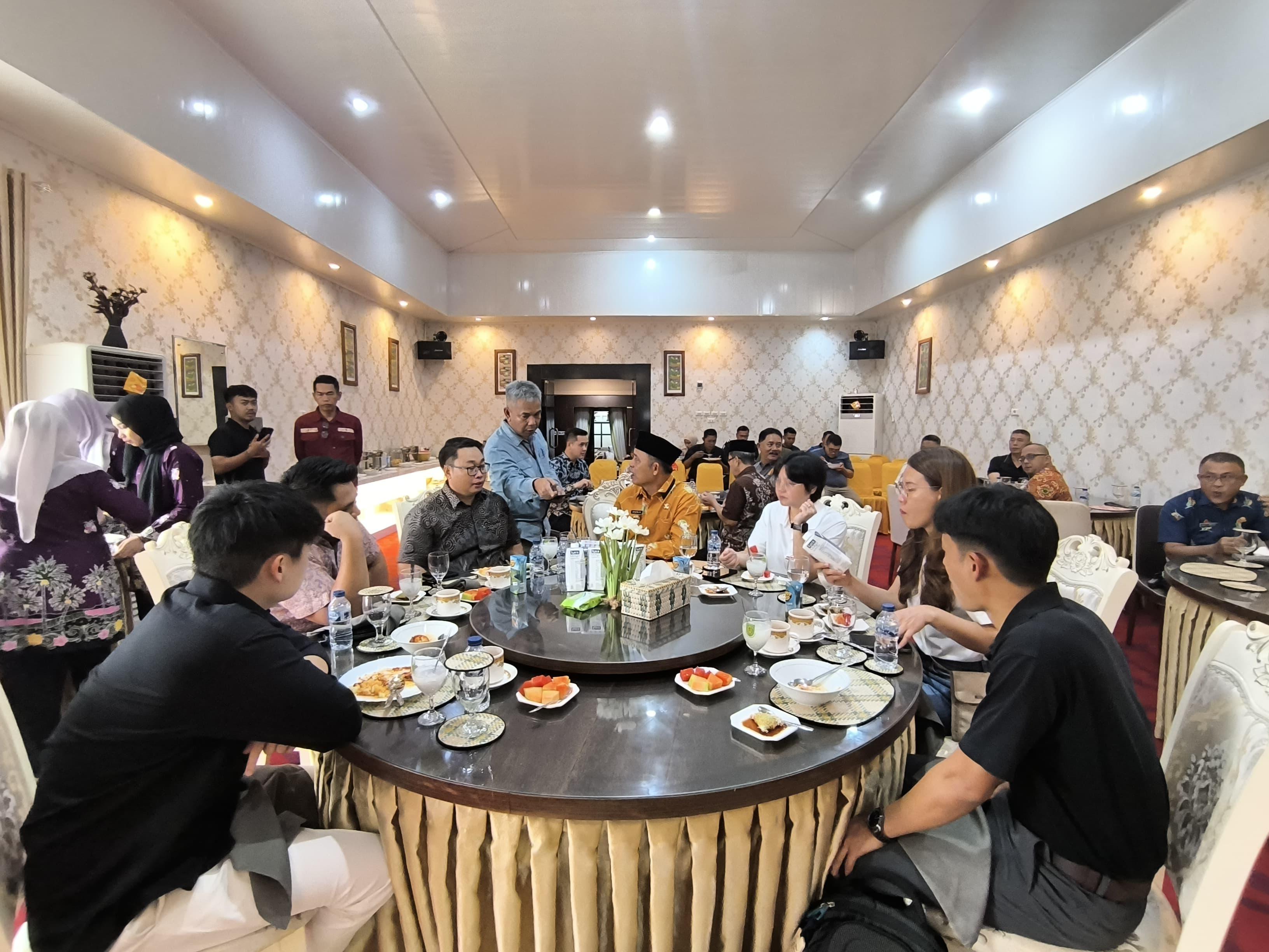 Bupati Inhil H. Herman Jamu Sarapan Bersama Tim Hilirisasi Kelapa Bappenas dan Investor di Kediaman Resmi