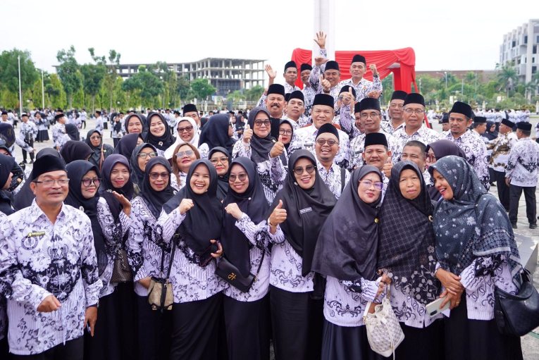 Peringatan HGN 2025 Jadi Momen Terindah, Guru Berprestasi Menangis Terharu Dihadiahi Umrah oleh Plt Gubri