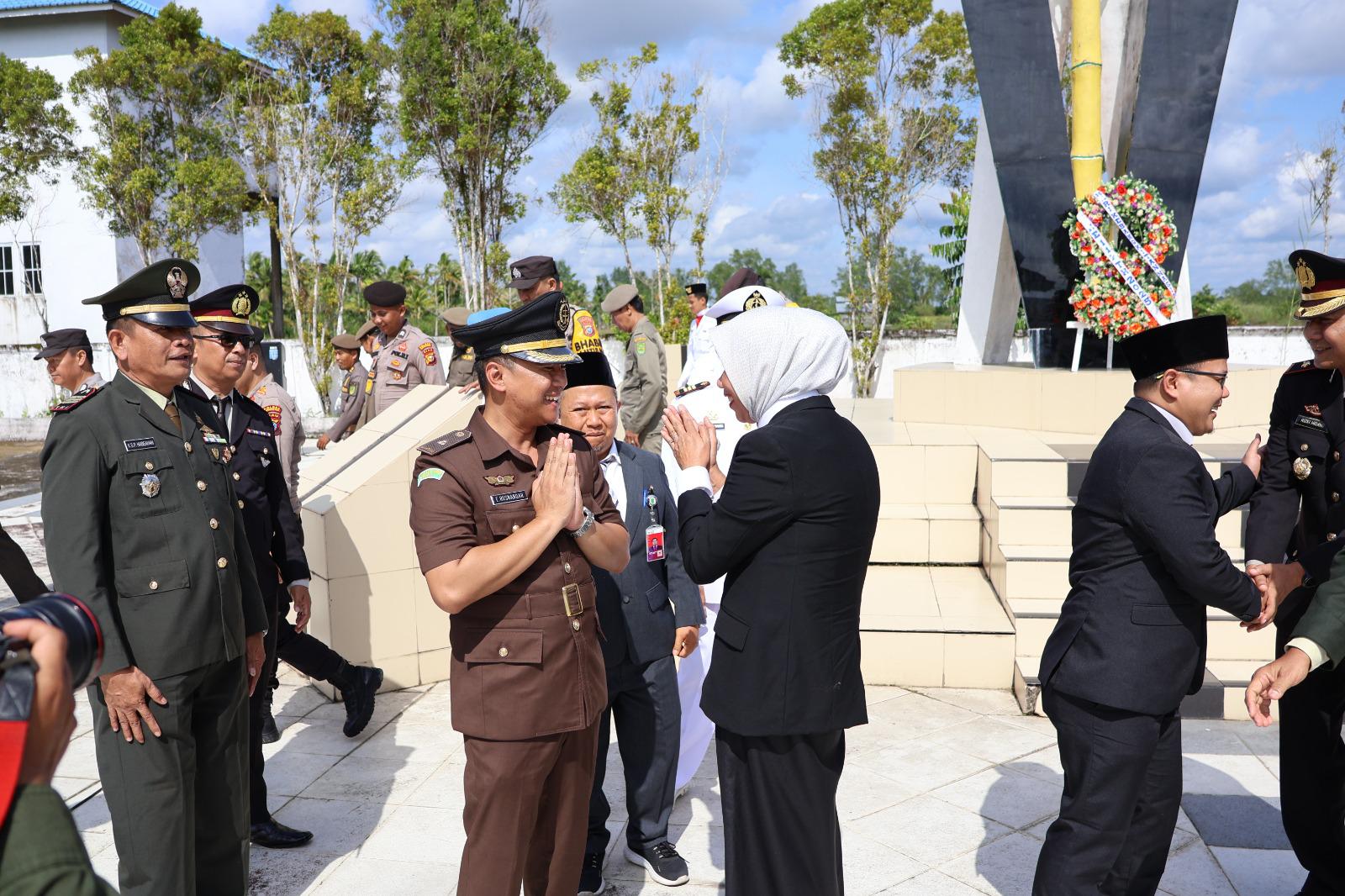 Wakil Bupati Inhil Yuliantini Pimpin Ziarah Di Taman Makam Pahlawan Tembilahan