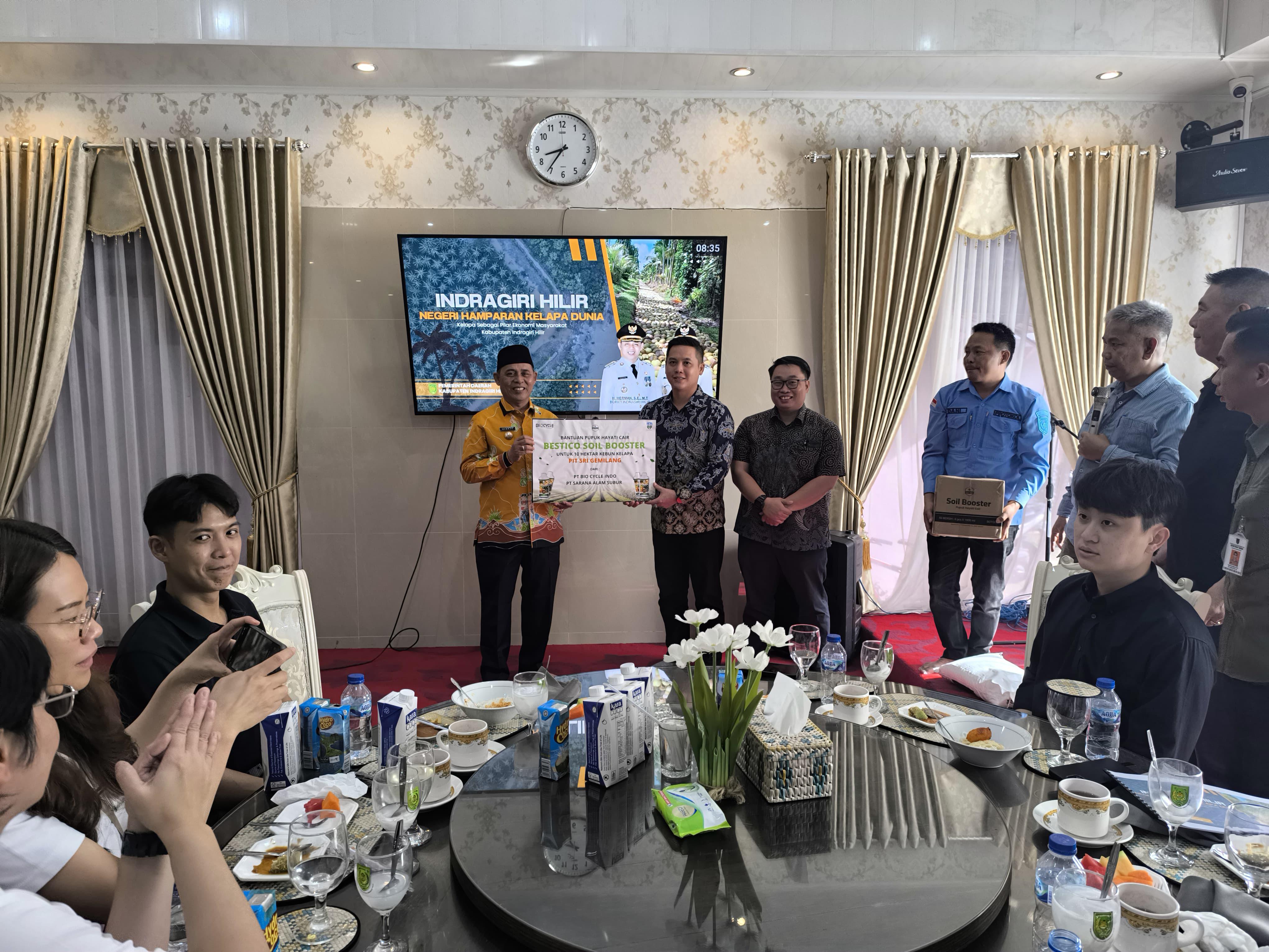 Bupati Inhil H. Herman Jamu Sarapan Bersama Tim Hilirisasi Kelapa Bappenas dan Investor di Kediaman Resmi