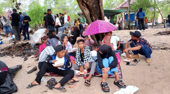 GALERI: Pengunjung Wisata Pantai Solop Inhil tahun 2024 Membeludak, Diperkirakan Tembus 20.000 Orang
