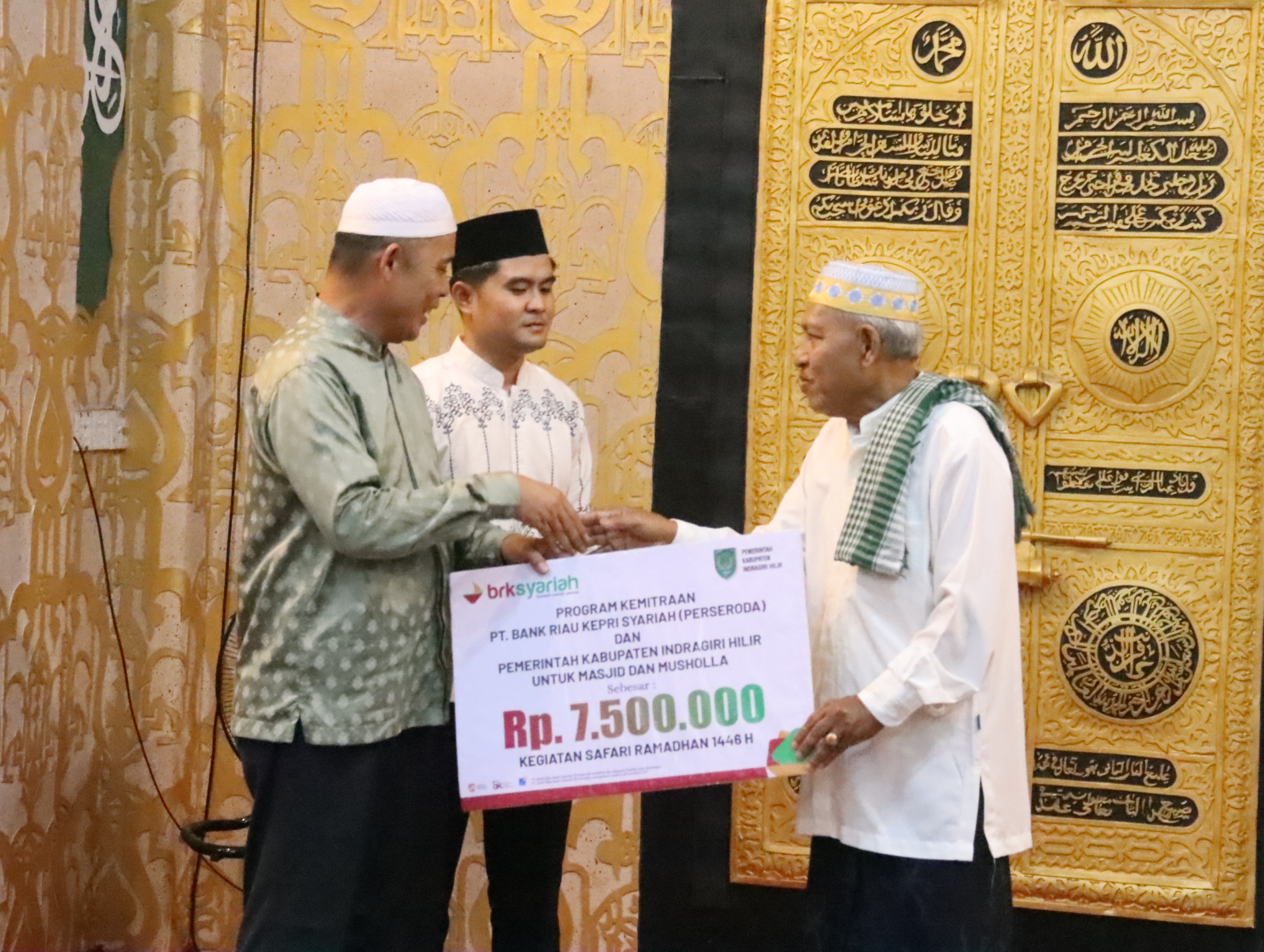 Bupati Inhil Safari Ramadhan Di Masjid An-Nur, Serahkan Bantuan Dan Ajak Warga Makmurkan Masjid
