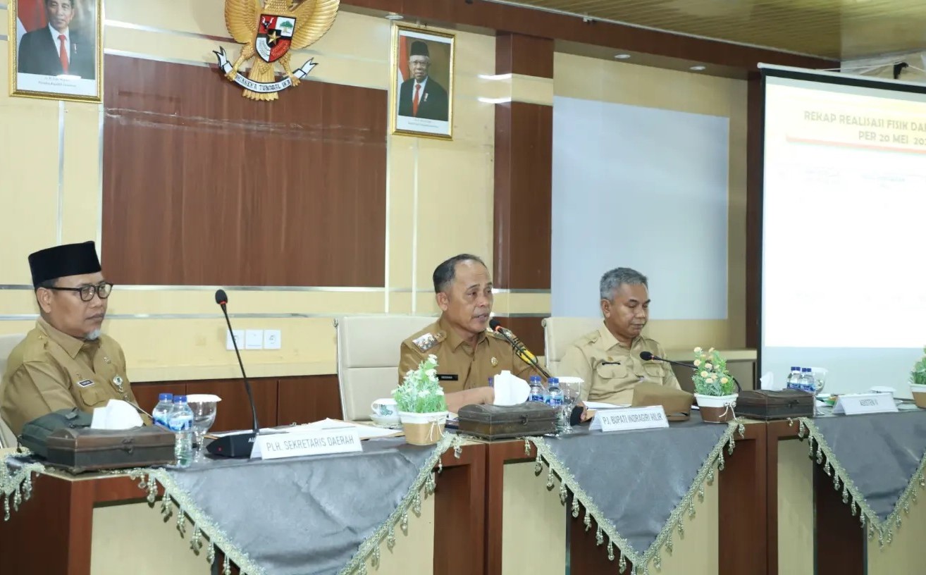 Pj. Bupati Inhil Memimpin Rapat Laporan Evaluasi Pembangunan Kab. Inhil Sampai Dengan Tanggal 20 Mei 2024