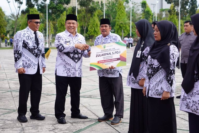 Peringatan HGN 2025 Jadi Momen Terindah, Guru Berprestasi Menangis Terharu Dihadiahi Umrah oleh Plt Gubri