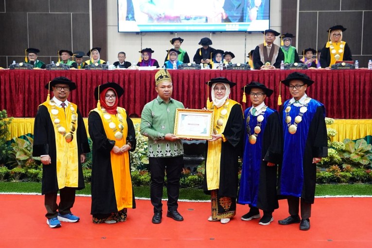 Gubri Abdul Wahid Hadiri Wisuda UIN Suska, Lulusan Diajak Jadi Penerus Perubahan