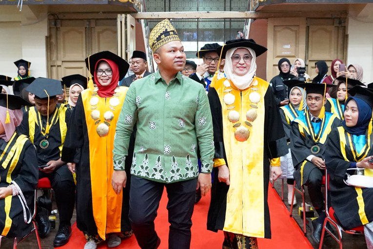Gubri Abdul Wahid Hadiri Wisuda UIN Suska, Lulusan Diajak Jadi Penerus Perubahan