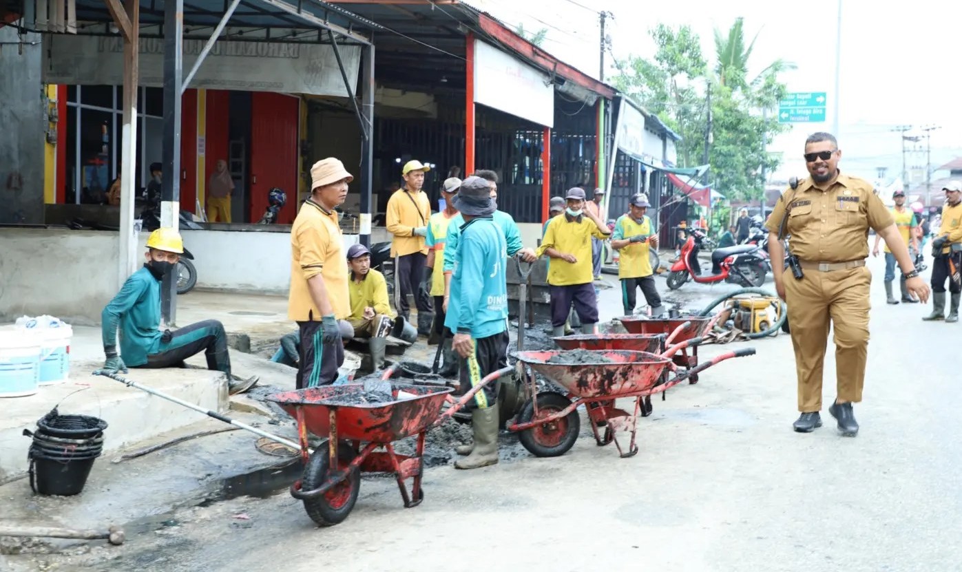 Antisipasi Genangan Air Di Kota Tembilahan, Pj. Bupati Inhil Pantau Langsung Normalisasi Saluran Air di Jl. M. Boya