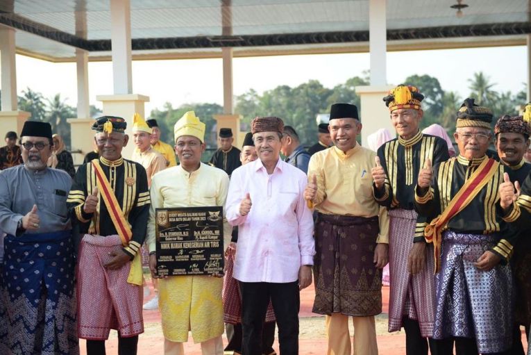 Gubernur Syamsuar Hadiri Event Wisata Balimau Kasai di Desa Batu Belah