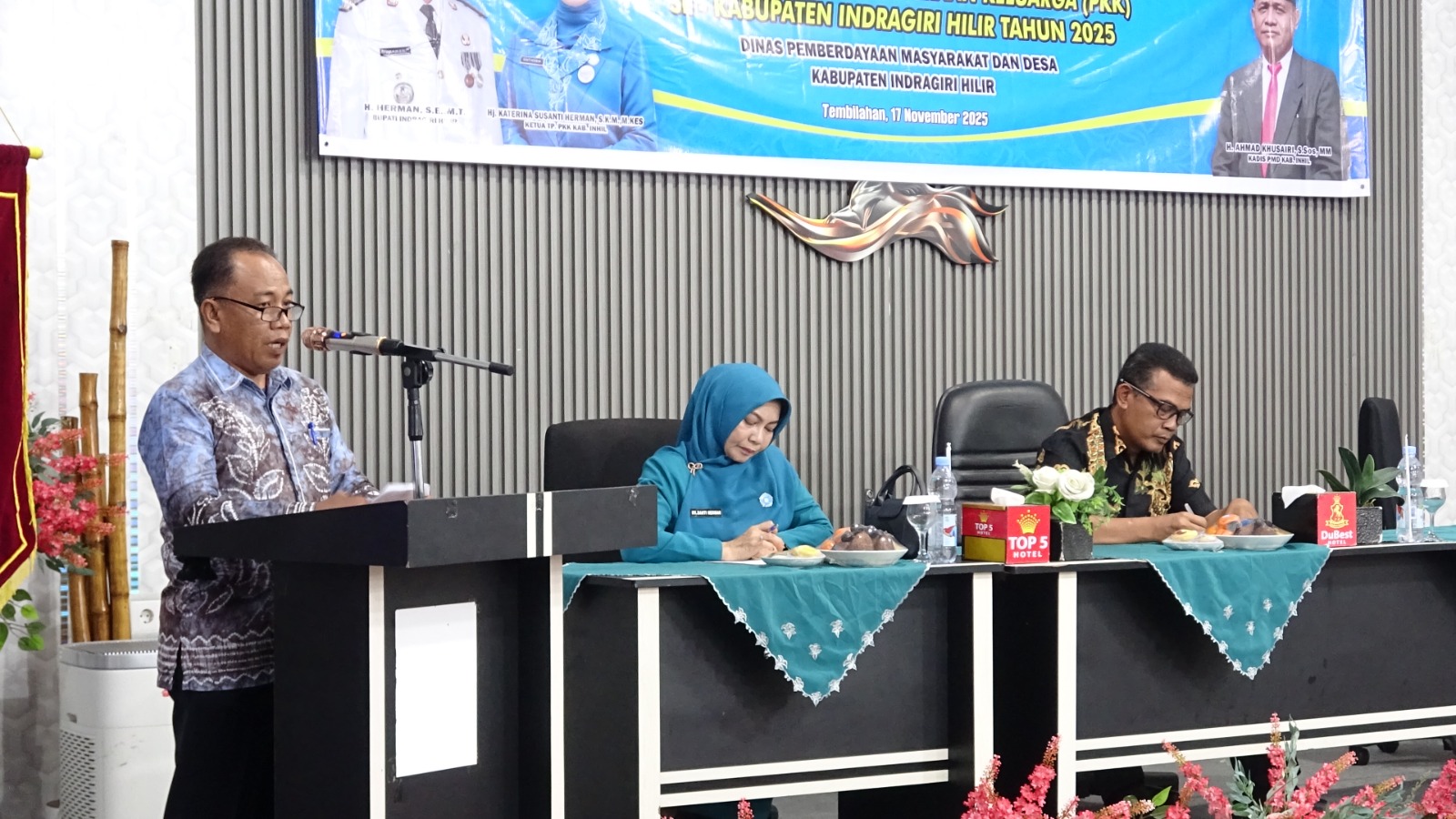 Bupati dan Ketua TP PKK Inhil Serukan Keaktifan dan Inovasi Peserta pada Bimtek 10 Program Pokok