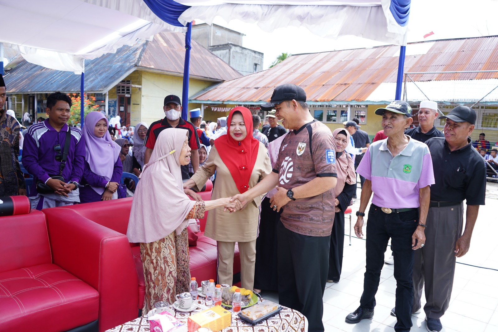 Milad ke-68 SMPN 1 Tembilahan Hulu, Bupati Inhil Potong Tumpeng dan Serahkan Door Prize