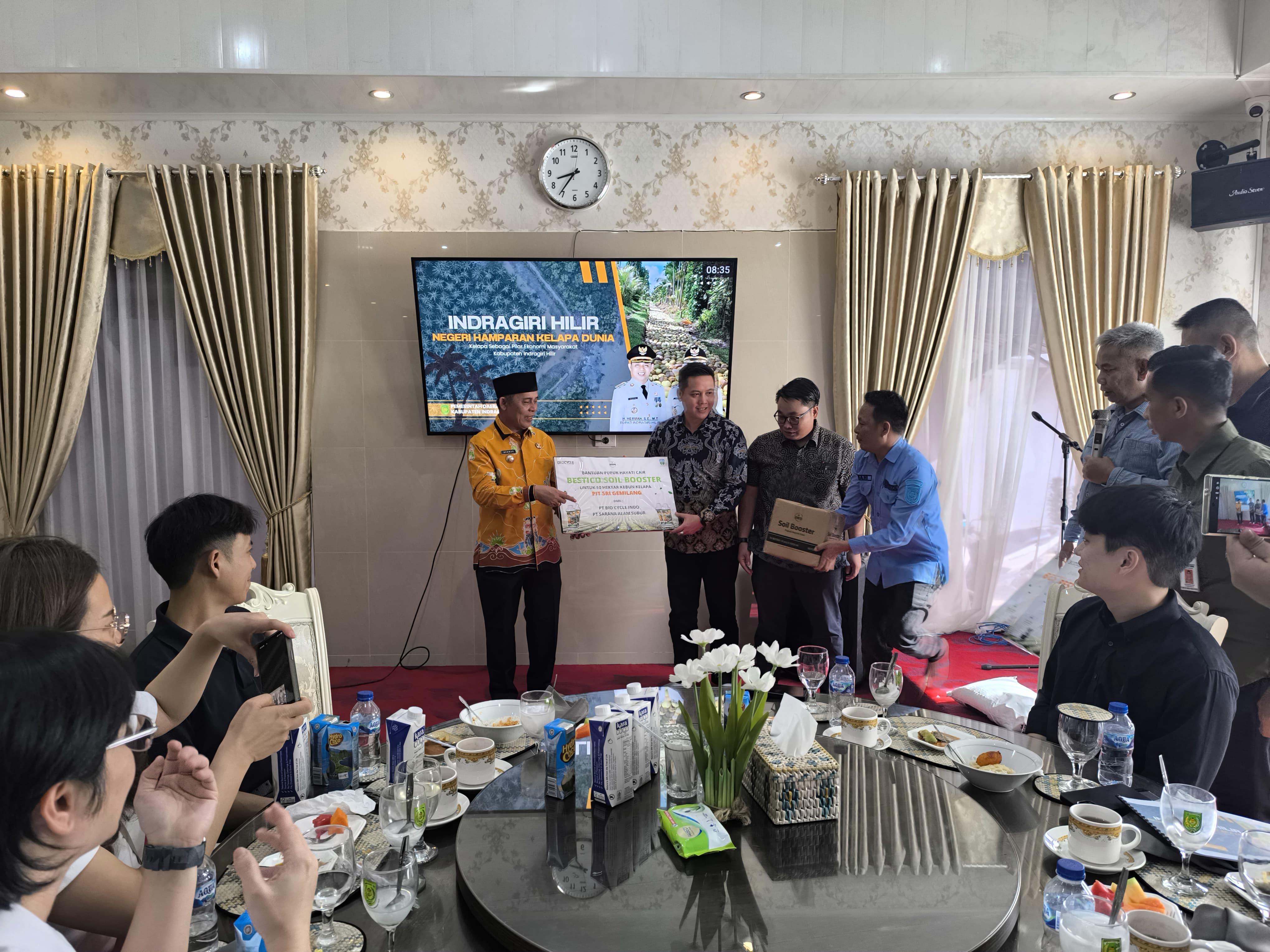 Bupati Inhil H. Herman Jamu Sarapan Bersama Tim Hilirisasi Kelapa Bappenas dan Investor di Kediaman Resmi