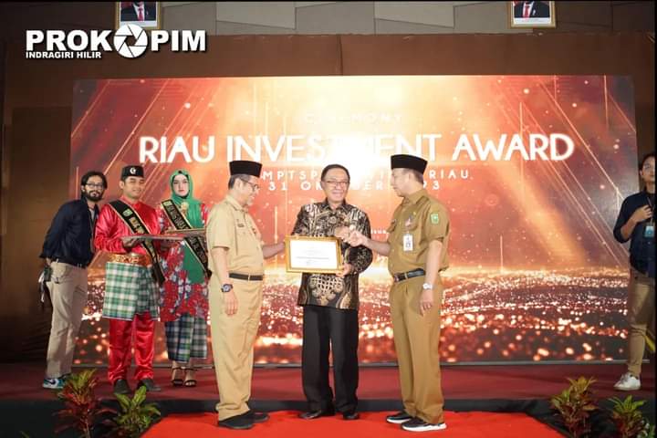 DPMPTSP Inhil Dampingi Bupati HM Wardan Terima Penghargaan Riau