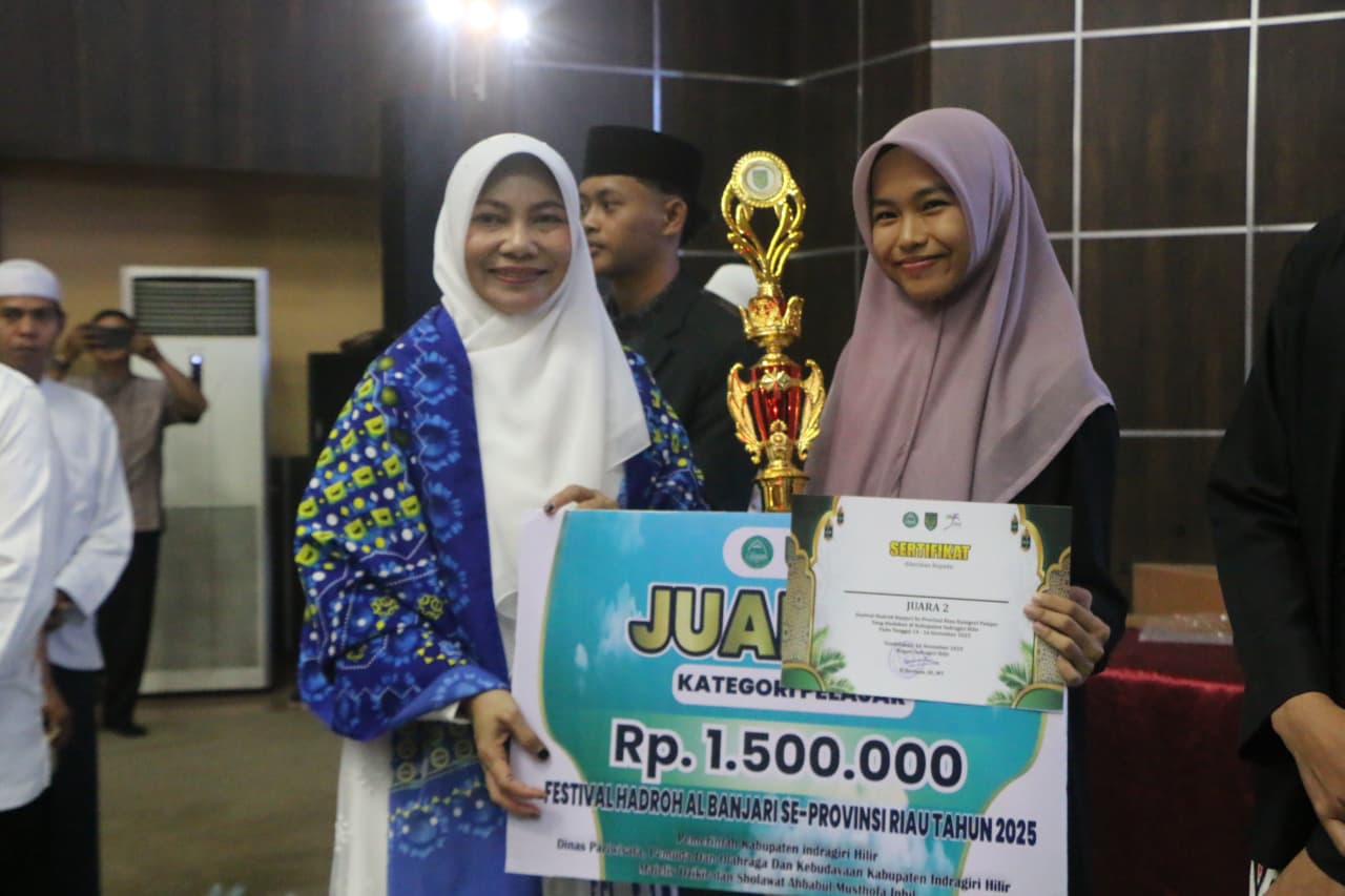 Bupati Herman Tutup Festival Hadroh Al Banjar Tingkat Provinsi Riau di Tembilahan