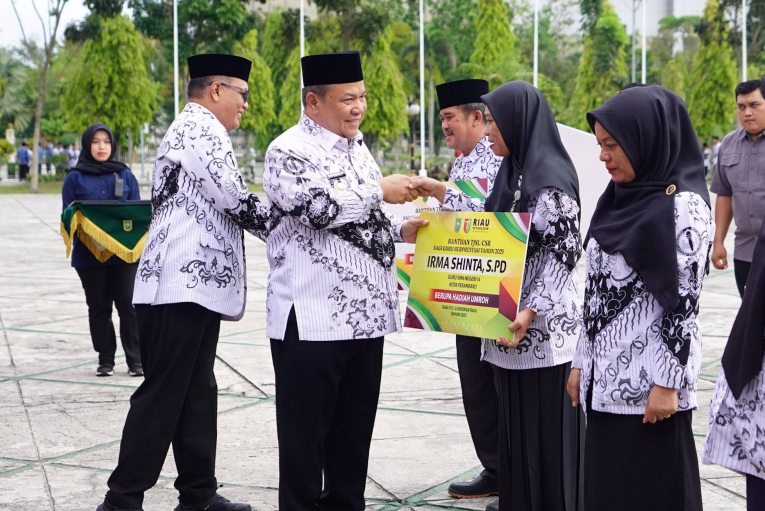 Peringatan HGN 2025 Jadi Momen Terindah, Guru Berprestasi Menangis Terharu Dihadiahi Umrah oleh Plt Gubri