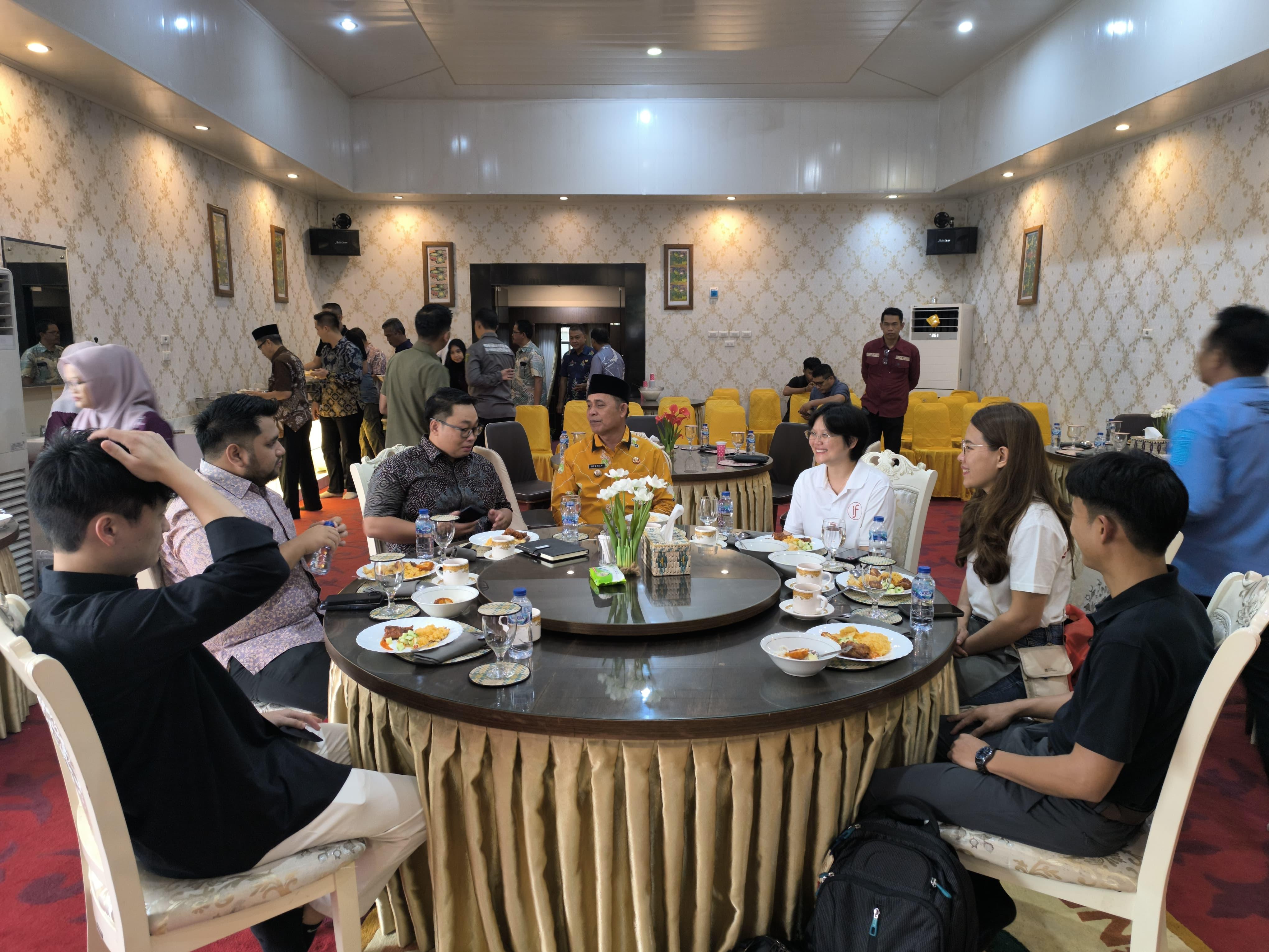 Bupati Inhil H. Herman Jamu Sarapan Bersama Tim Hilirisasi Kelapa Bappenas dan Investor di Kediaman Resmi