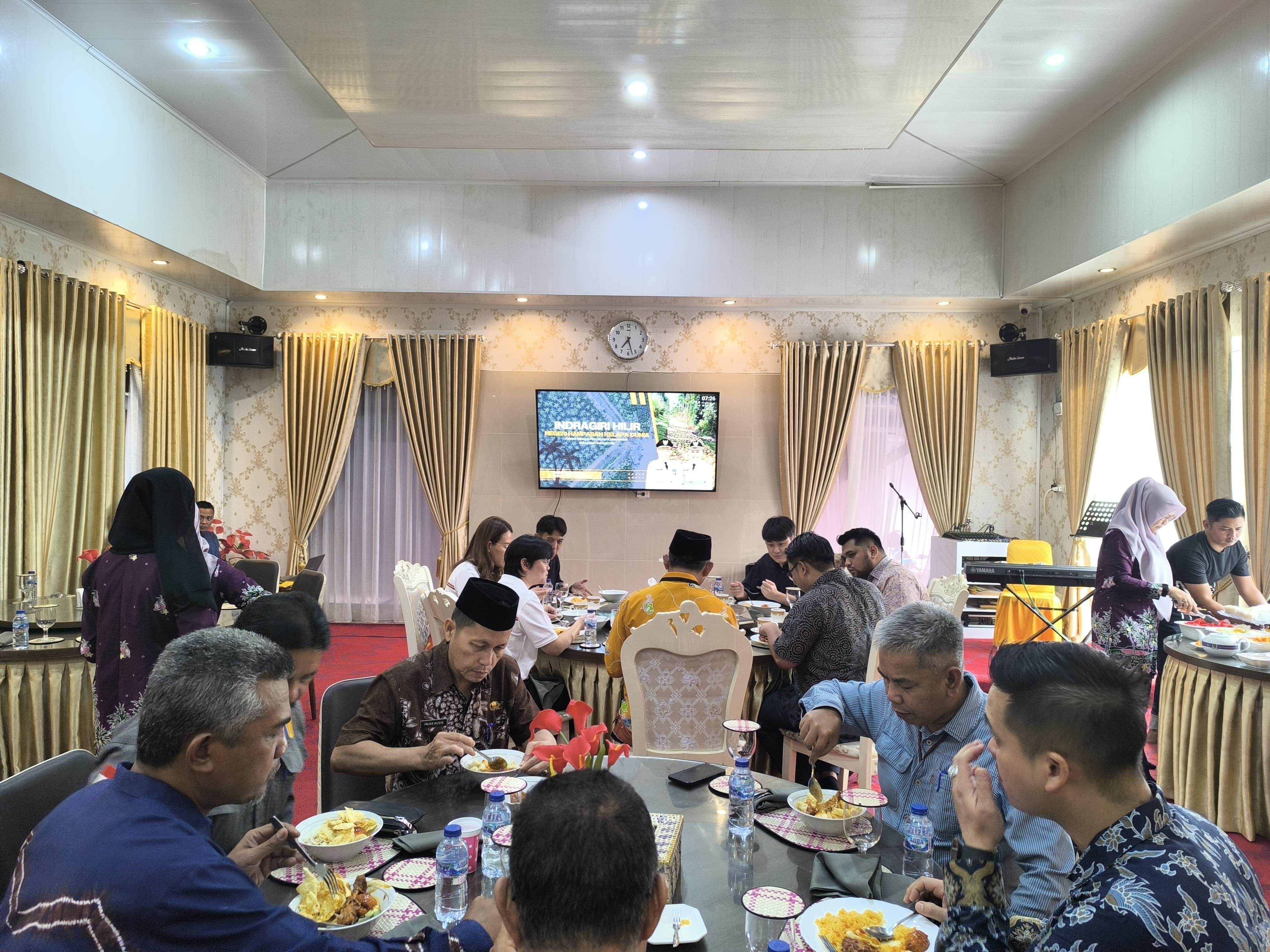 Bupati Inhil H. Herman Jamu Sarapan Bersama Tim Hilirisasi Kelapa Bappenas dan Investor di Kediaman Resmi
