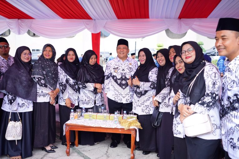 Peringatan HGN 2025 Jadi Momen Terindah, Guru Berprestasi Menangis Terharu Dihadiahi Umrah oleh Plt Gubri