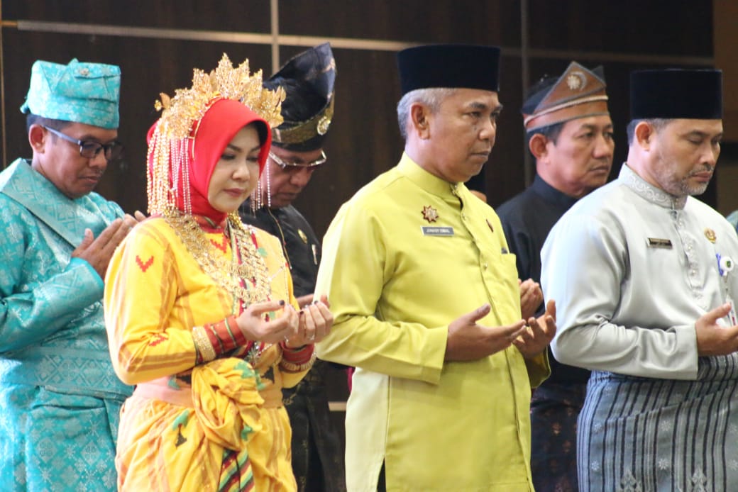 Upacara Peringatan Hari Pendidikan Nasional 2025 di Gedung Engku Kelana,Bupati Herman Bacakan Pidato Menteri Pendidikan
