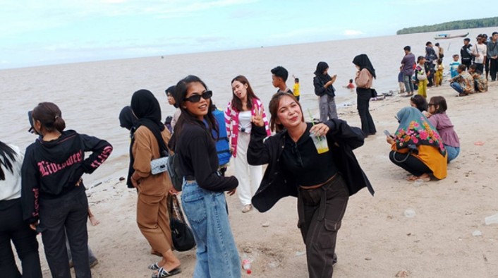 GALERI: Pengunjung Wisata Pantai Solop Inhil tahun 2024 Membeludak, Diperkirakan Tembus 20.000 Orang