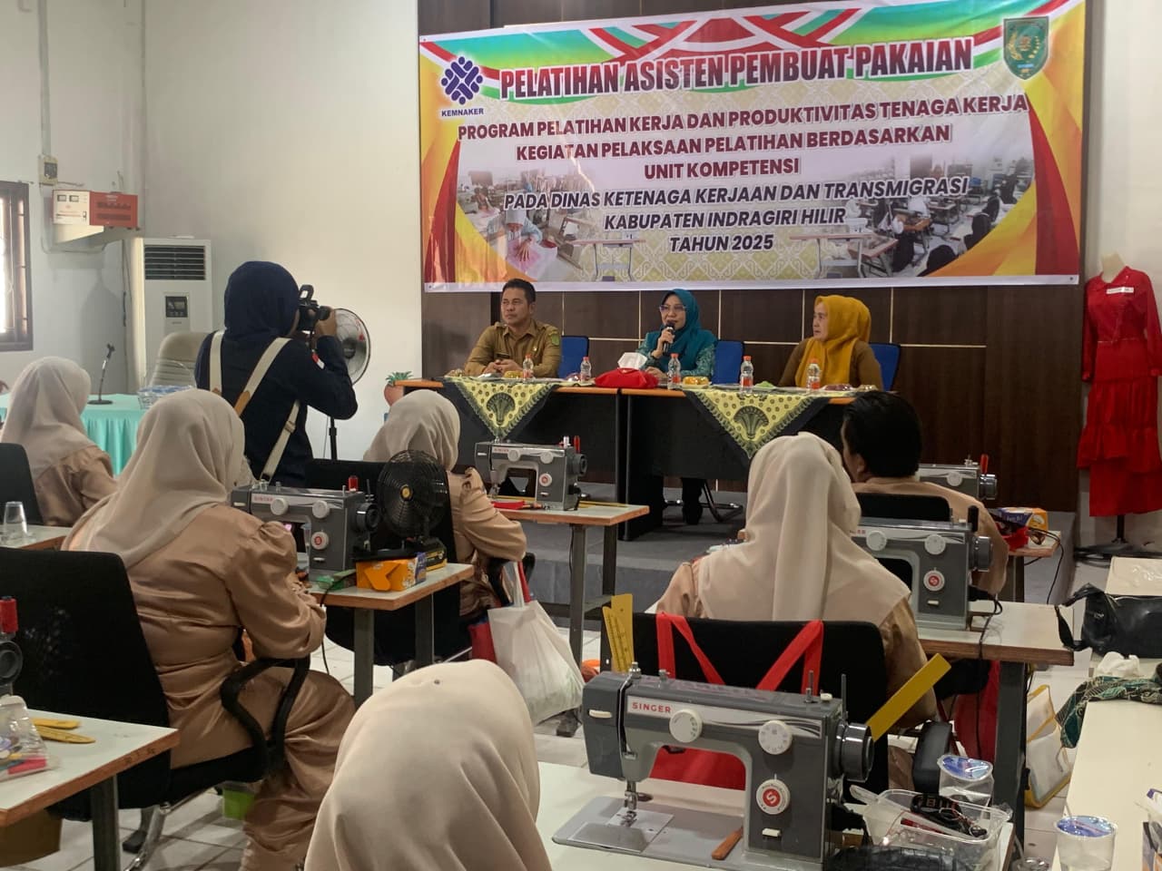Ketua TP-PKK Inhil Tinjau Pelatihan Asisten Pembuatan Pakaian Di Dinaker Inhil