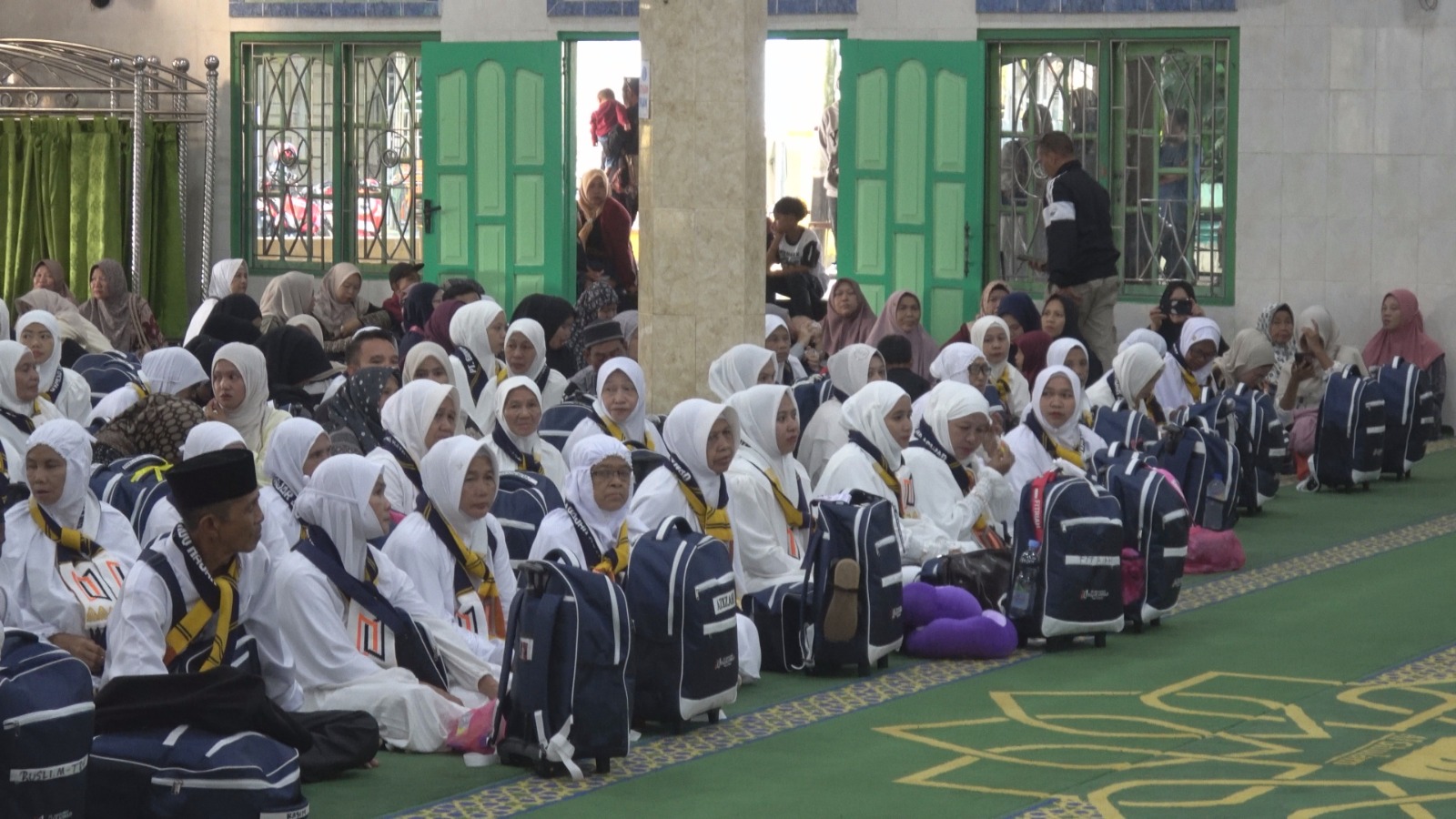 Bupati Herman Lepas 131 Jamaah Umrah PT Bimalyndo Hajar Aswad, Pesankan Jaga Kesehatan dan Doakan Daerah