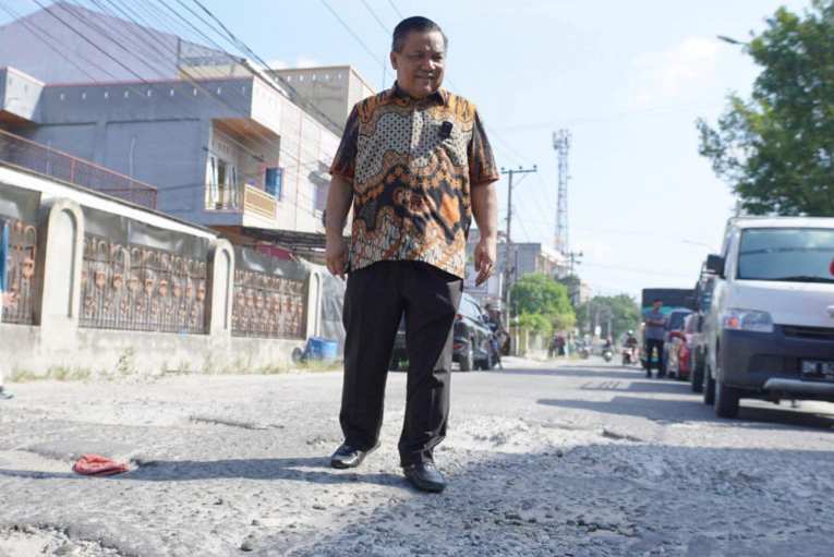 Pj Gubri Turun Tangan Perbaiki Jalan di Pekanbaru, Pj Wako dan Masyarakat Berterima Kasih