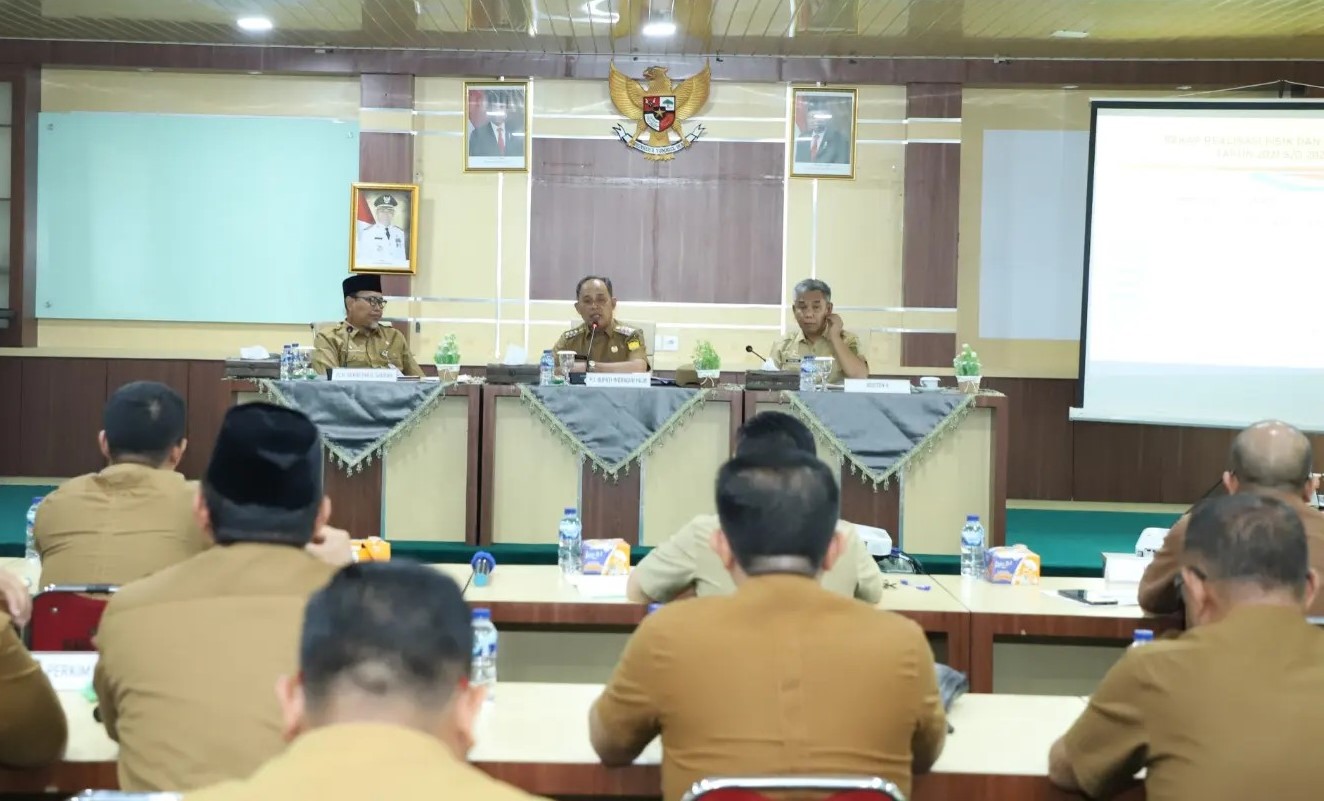 Pj. Bupati Inhil Memimpin Rapat Laporan Evaluasi Pembangunan Kab. Inhil Sampai Dengan Tanggal 20 Mei 2024