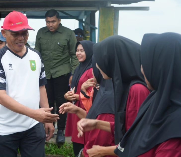 Pastikan Jaringan Listrik Terpasang, Pj.Bupati Herman Gotong Royong bersama Masyarakat Kuala Muda Seberang Tembilahan Barat