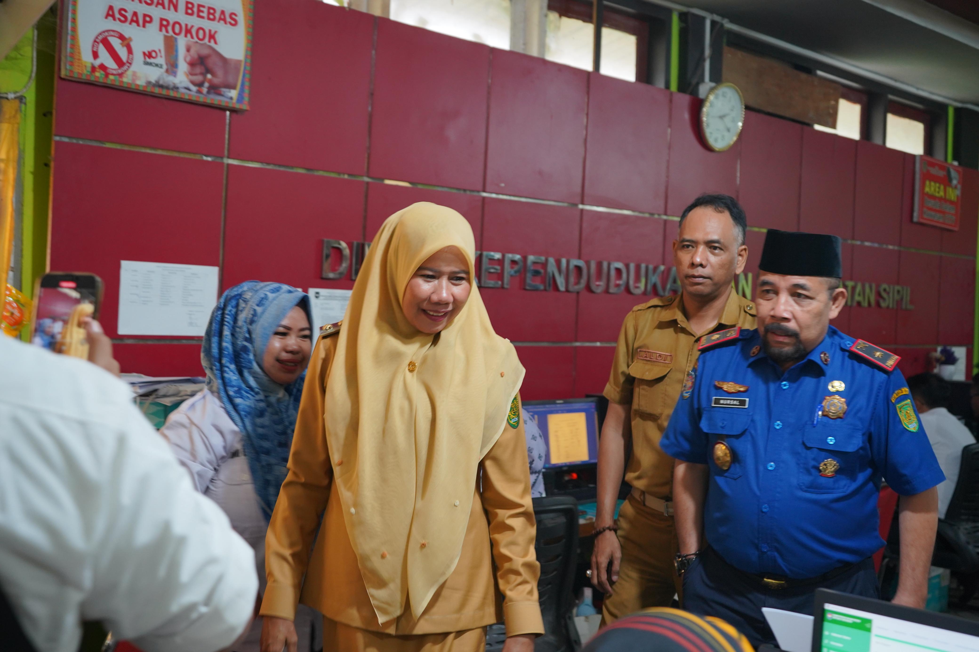 Wakil Bupati Inhil Tinjau Operasi Pasar Murah dan Pelayanan Kependudukan